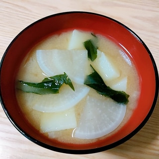 じゃがいもと大根とわかめの味噌汁